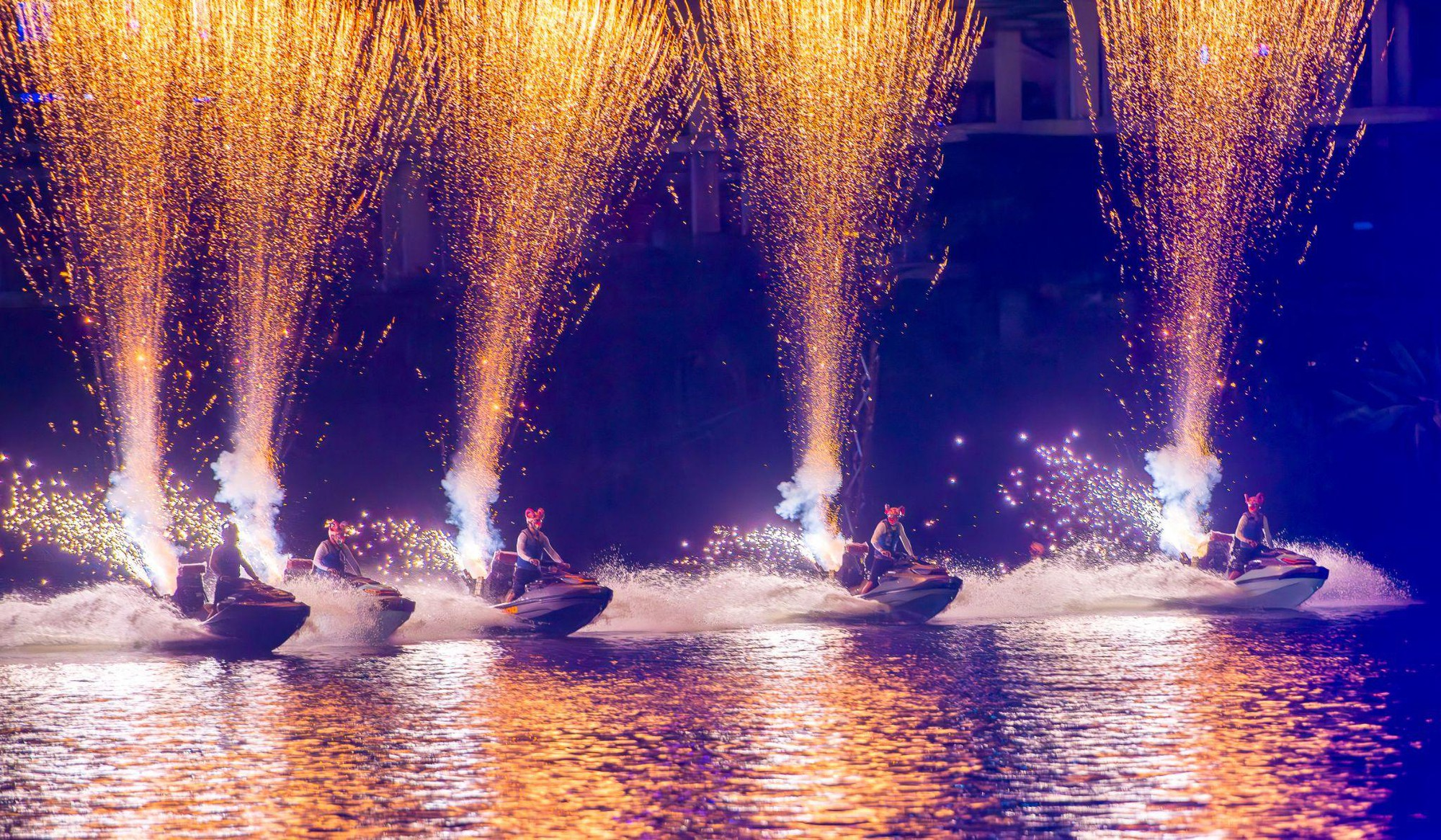 Show jetski kết hợp pháo hoa đỉnh cao sắp khuấy động mùa hè tại Cát Bà 
 - 3